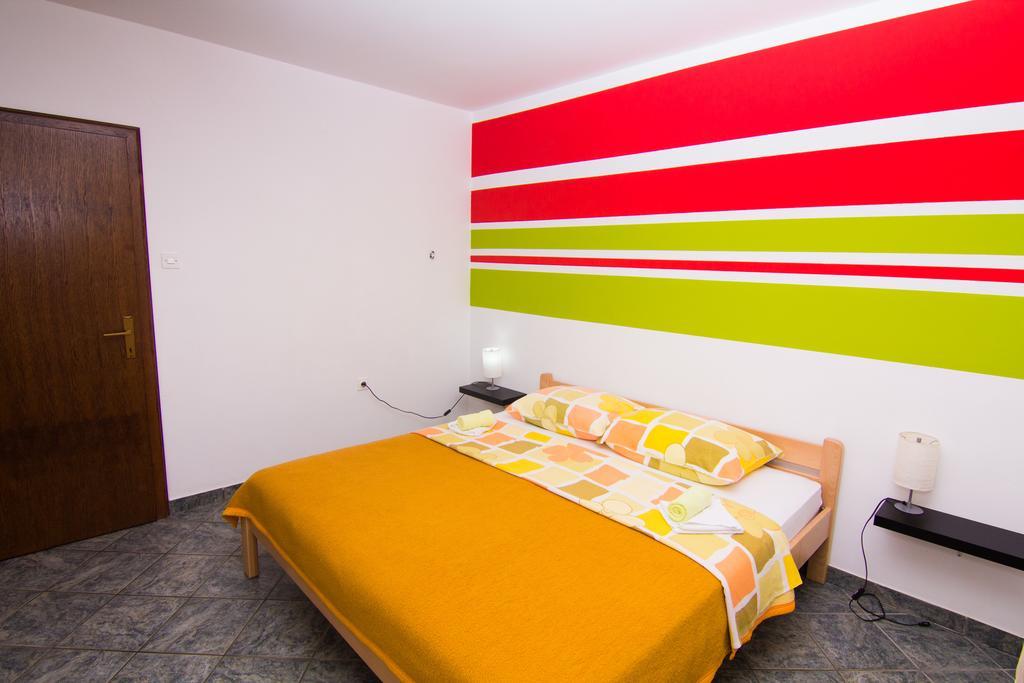 Apartmani Zuzic Krk Town Ruang foto