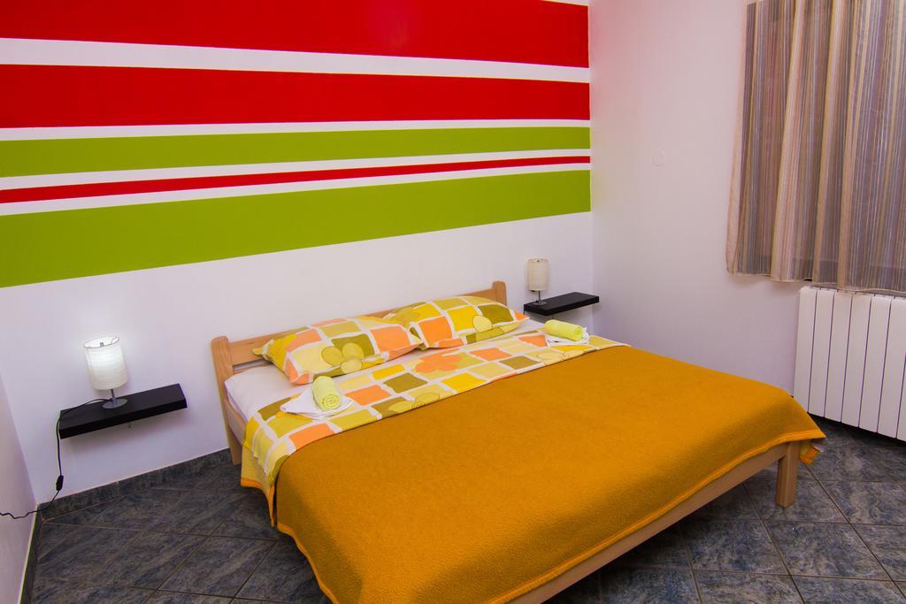 Apartmani Zuzic Krk Town Ruang foto