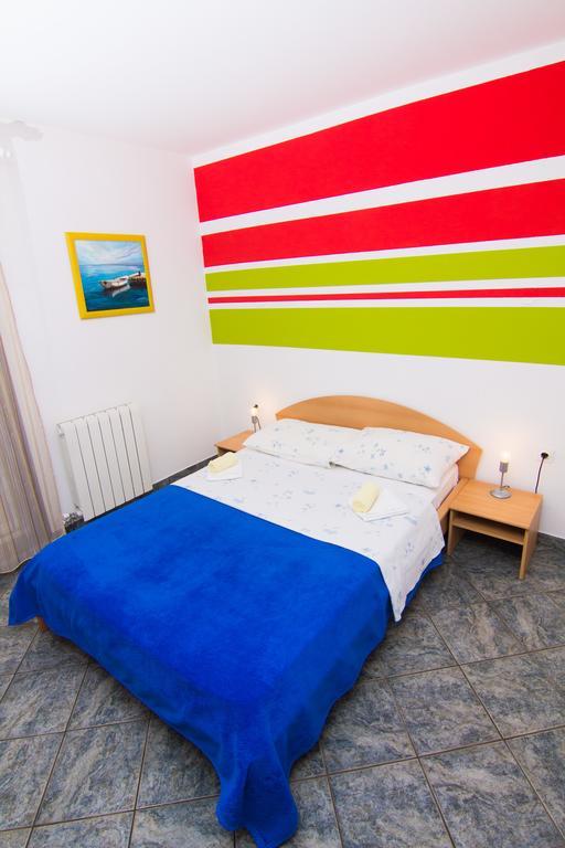Apartmani Zuzic Krk Town Ruang foto