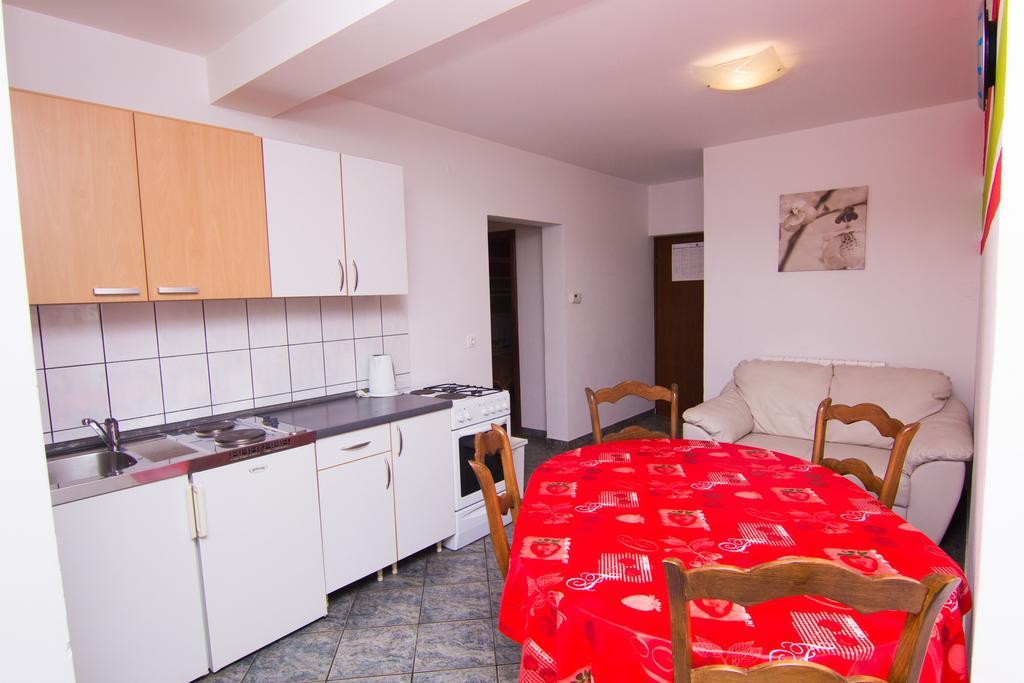 Apartmani Zuzic Krk Town Ruang foto