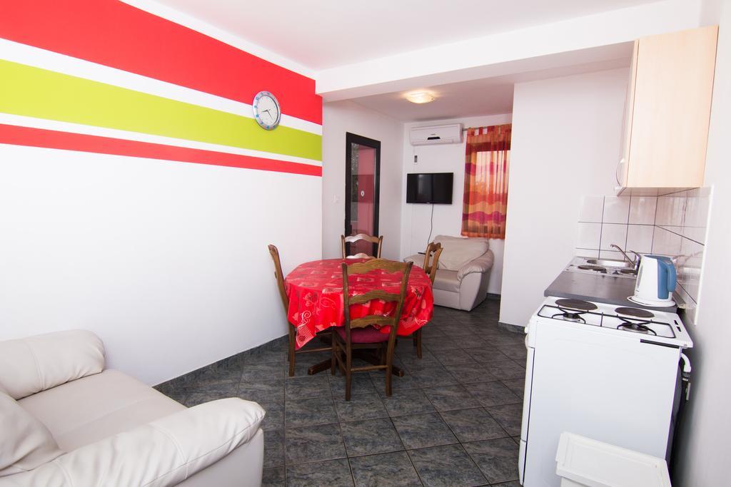 Apartmani Zuzic Krk Town Ruang foto