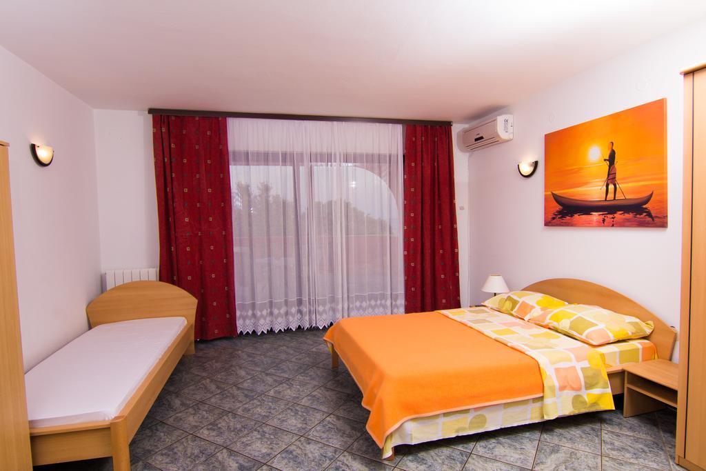 Apartmani Zuzic Krk Town Ruang foto
