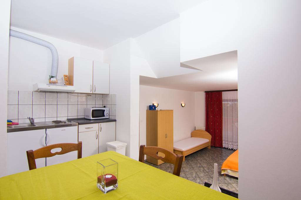 Apartmani Zuzic Krk Town Ruang foto
