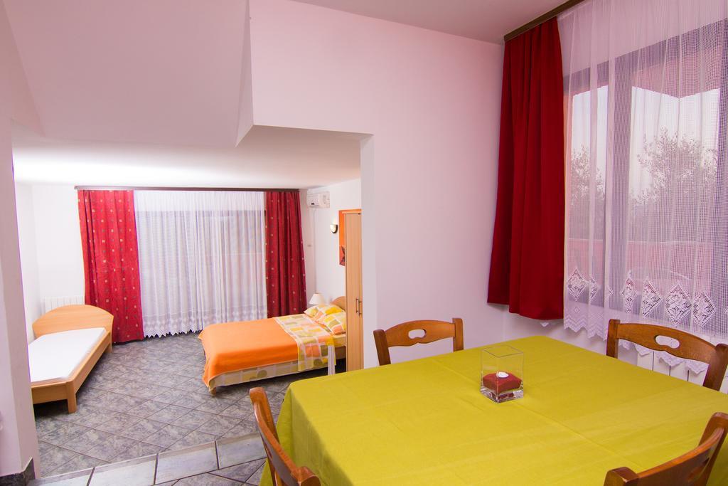 Apartmani Zuzic Krk Town Ruang foto