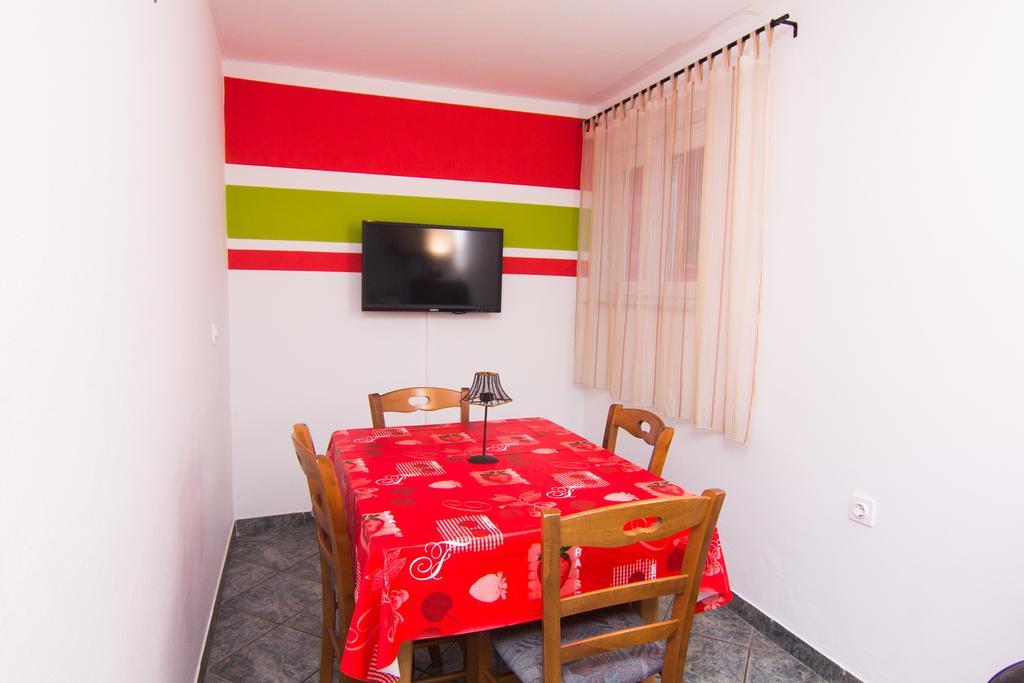 Apartmani Zuzic Krk Town Ruang foto