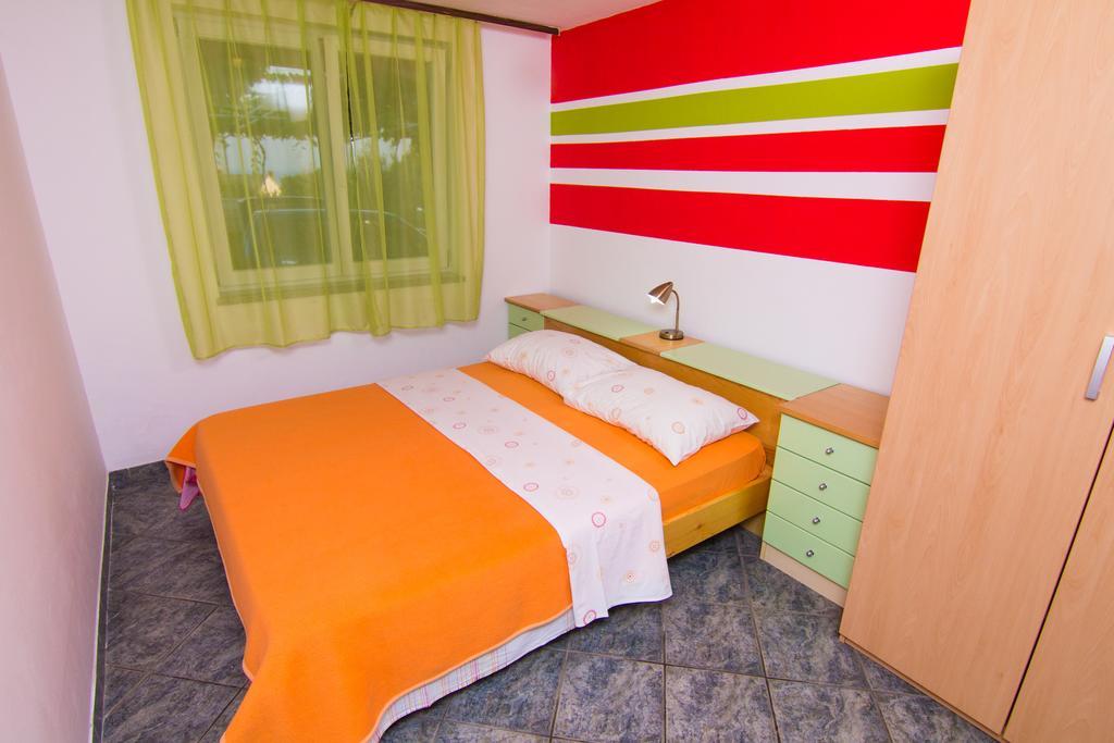 Apartmani Zuzic Krk Town Ruang foto