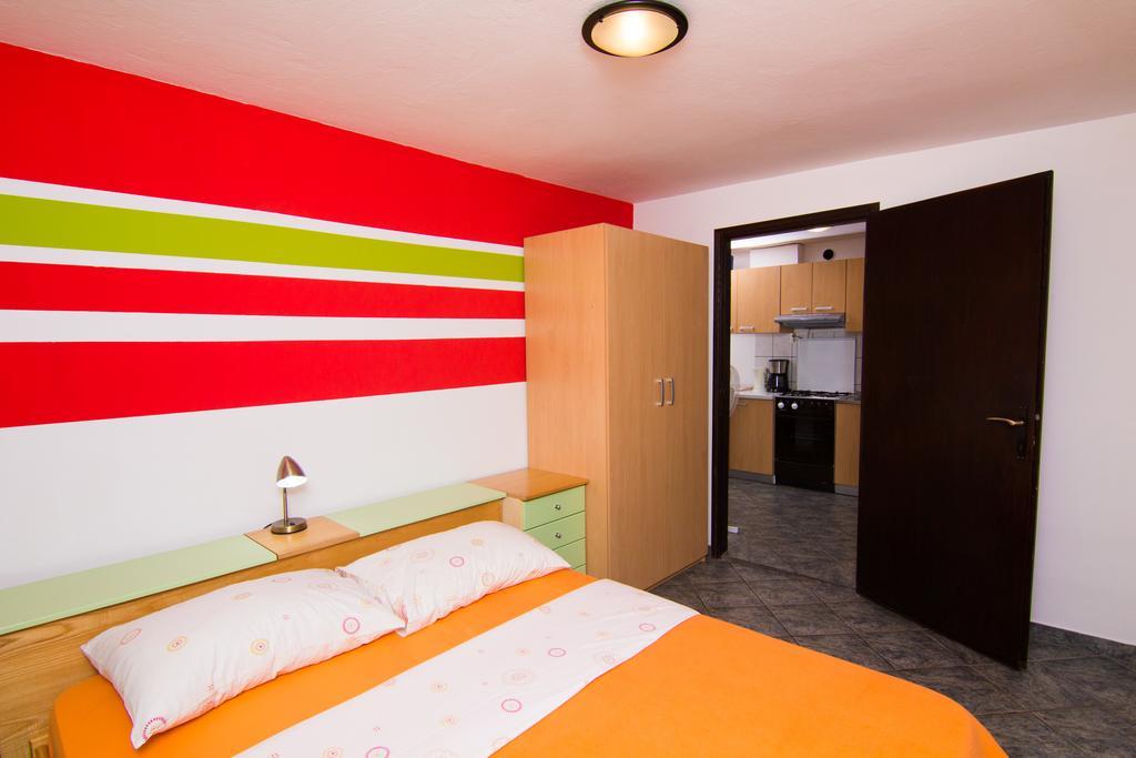 Apartmani Zuzic Krk Town Ruang foto