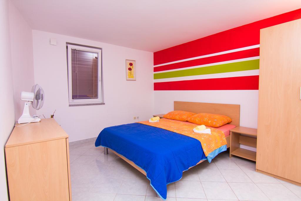 Apartmani Zuzic Krk Town Ruang foto