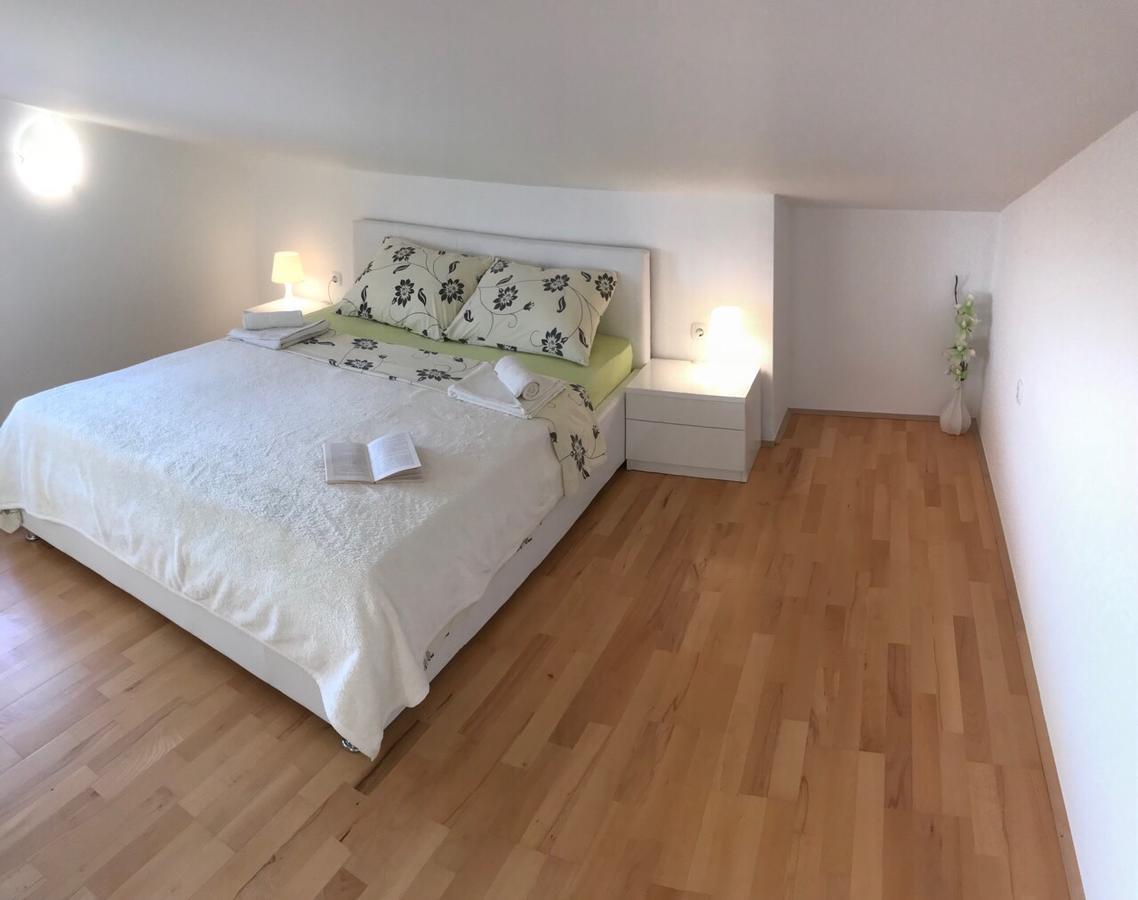 Apartmani Zuzic Krk Town Bagian luar foto