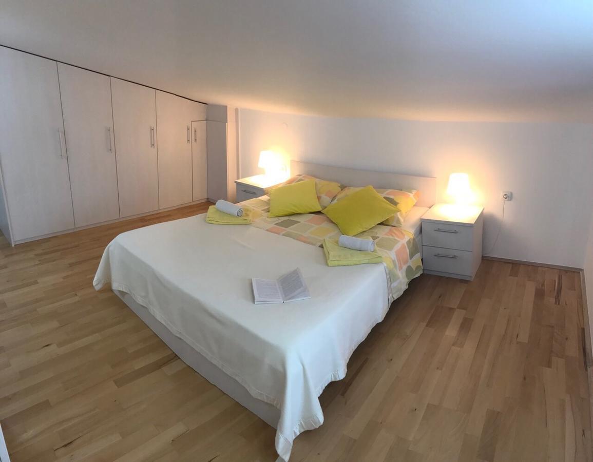 Apartmani Zuzic Krk Town Bagian luar foto